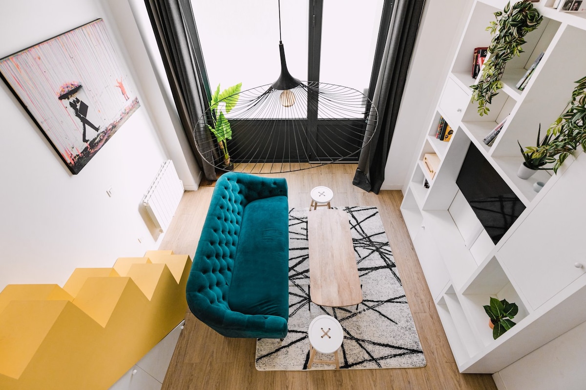 Chambres — Chambre moderne avec lit suspendu noir, mobilier turquoise