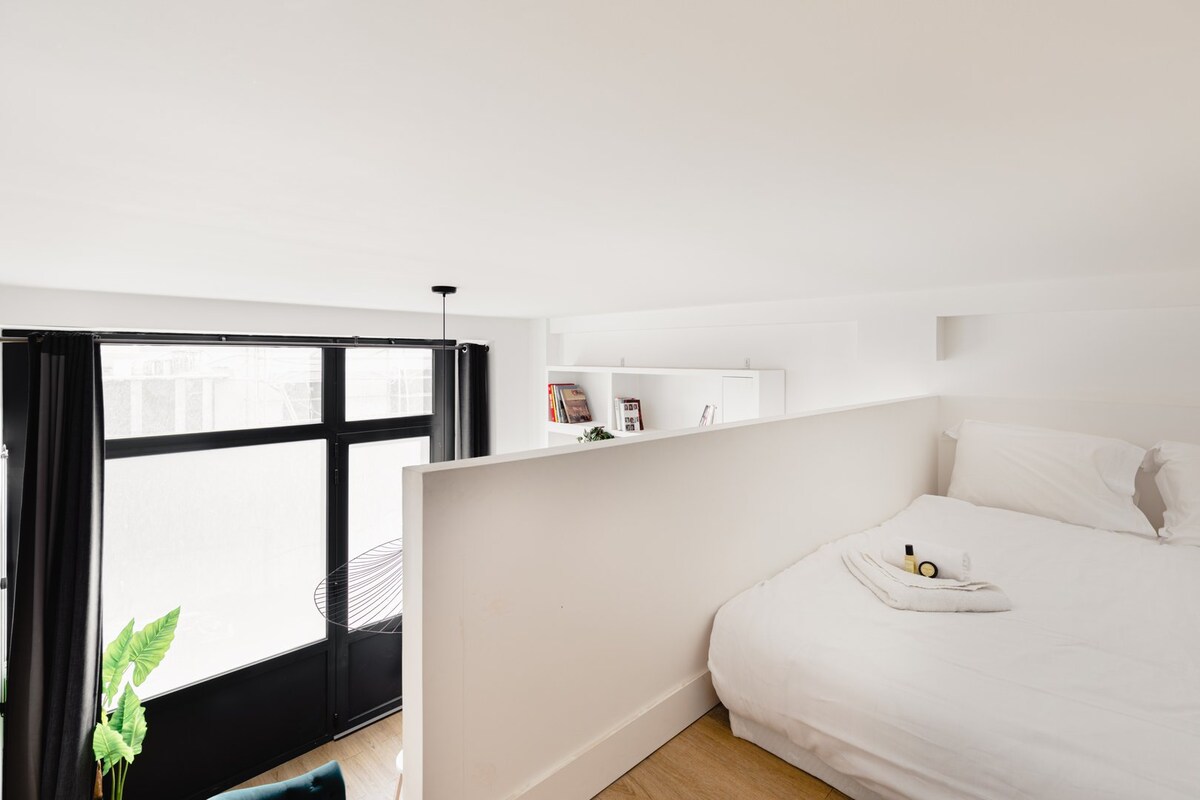 Chambres — Chambre moderne avec lit blanc et fenêtre
