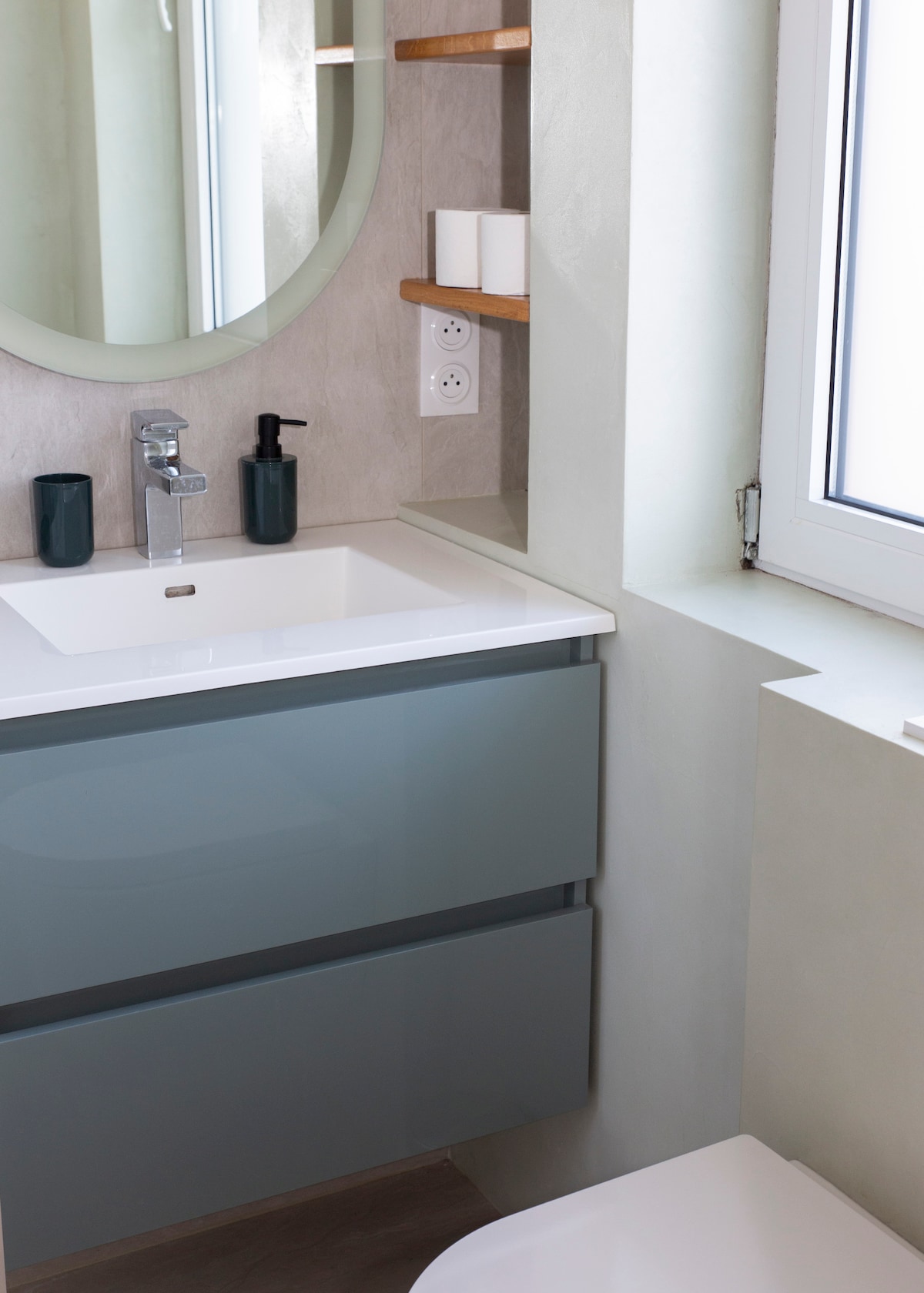 Salle de bain — Salle de bain moderne avec lavabo gris