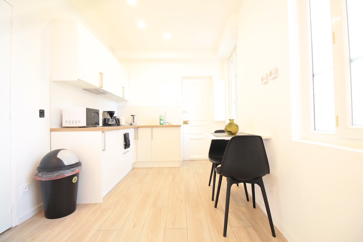 Cuisine — Cuisine moderne avec table et chaises noires