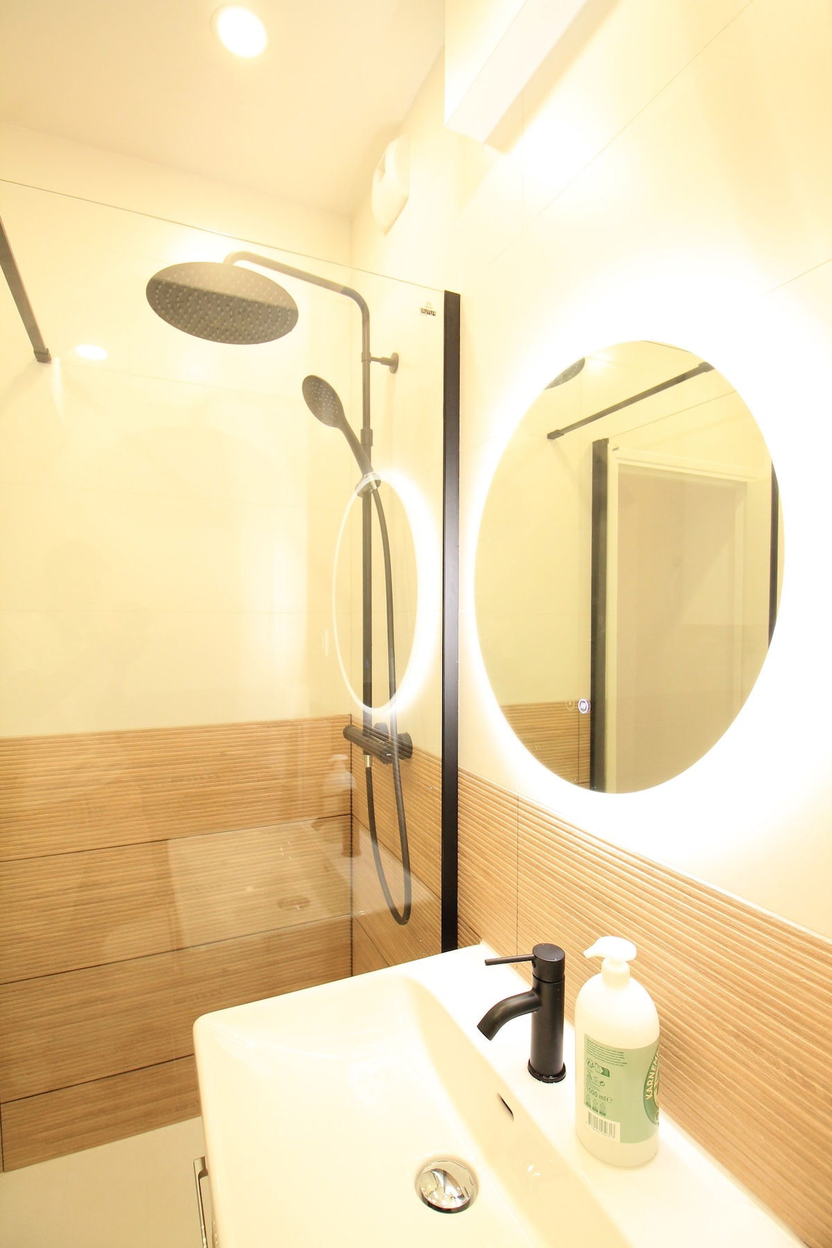 Salle de bain — Salle de bain moderne avec douche et miroir