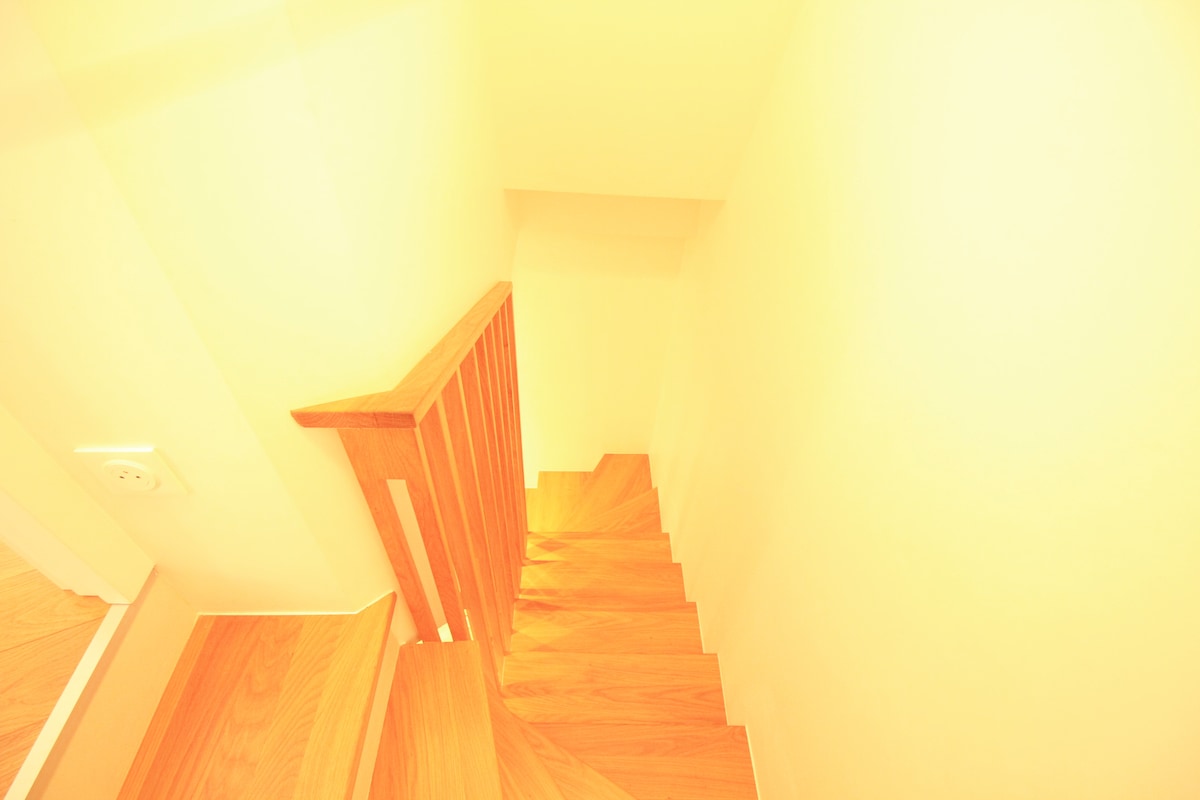 Bâtiment — Escalier moderne avec rampe orange