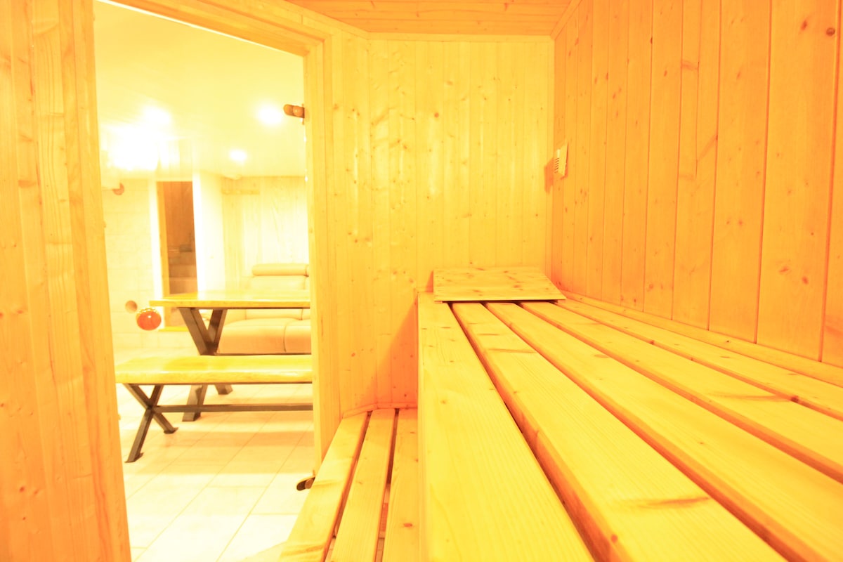 Et aussi — Intérieur de sauna avec bancs en bois