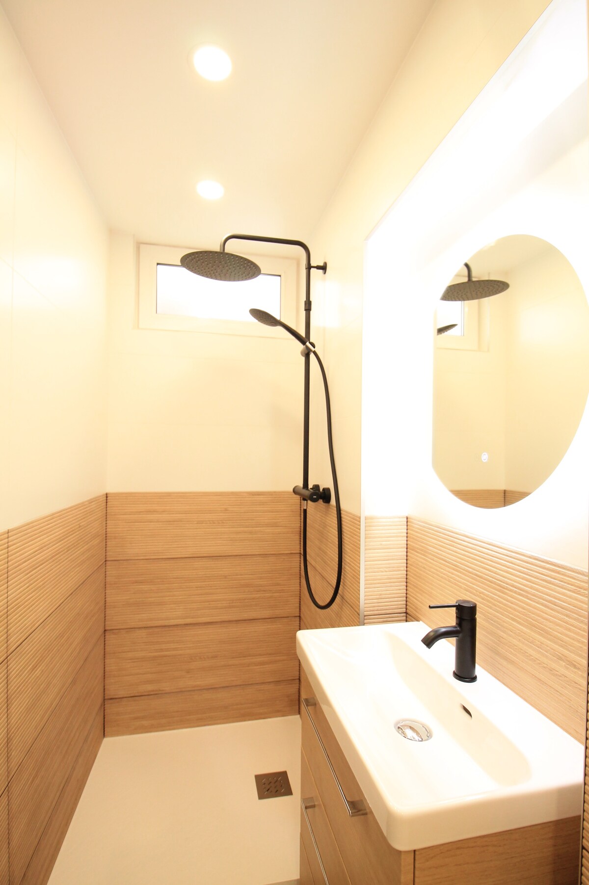 Salle de bain — Salle de bain moderne avec douche et lavabo