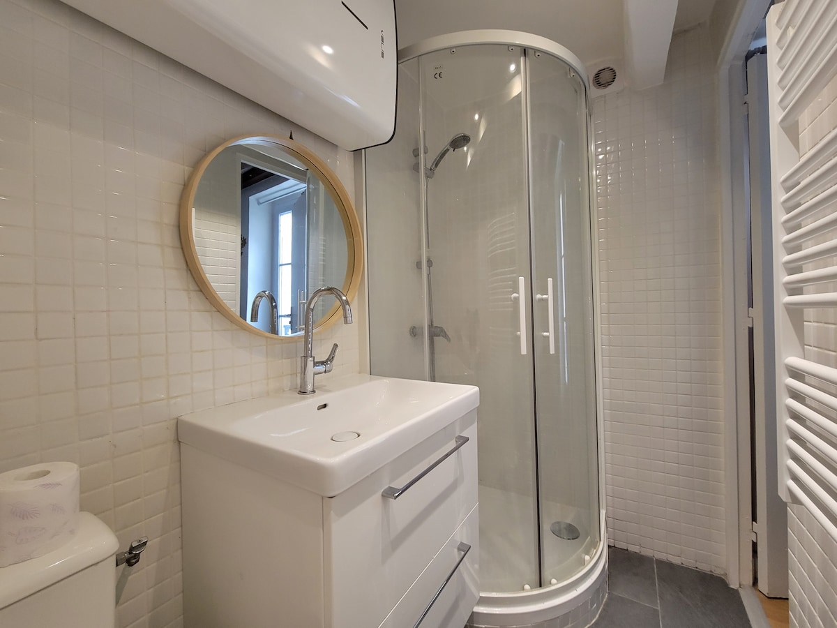 Salle de bain — Salle de bain moderne, blanche, bien éclairée et spacieuse