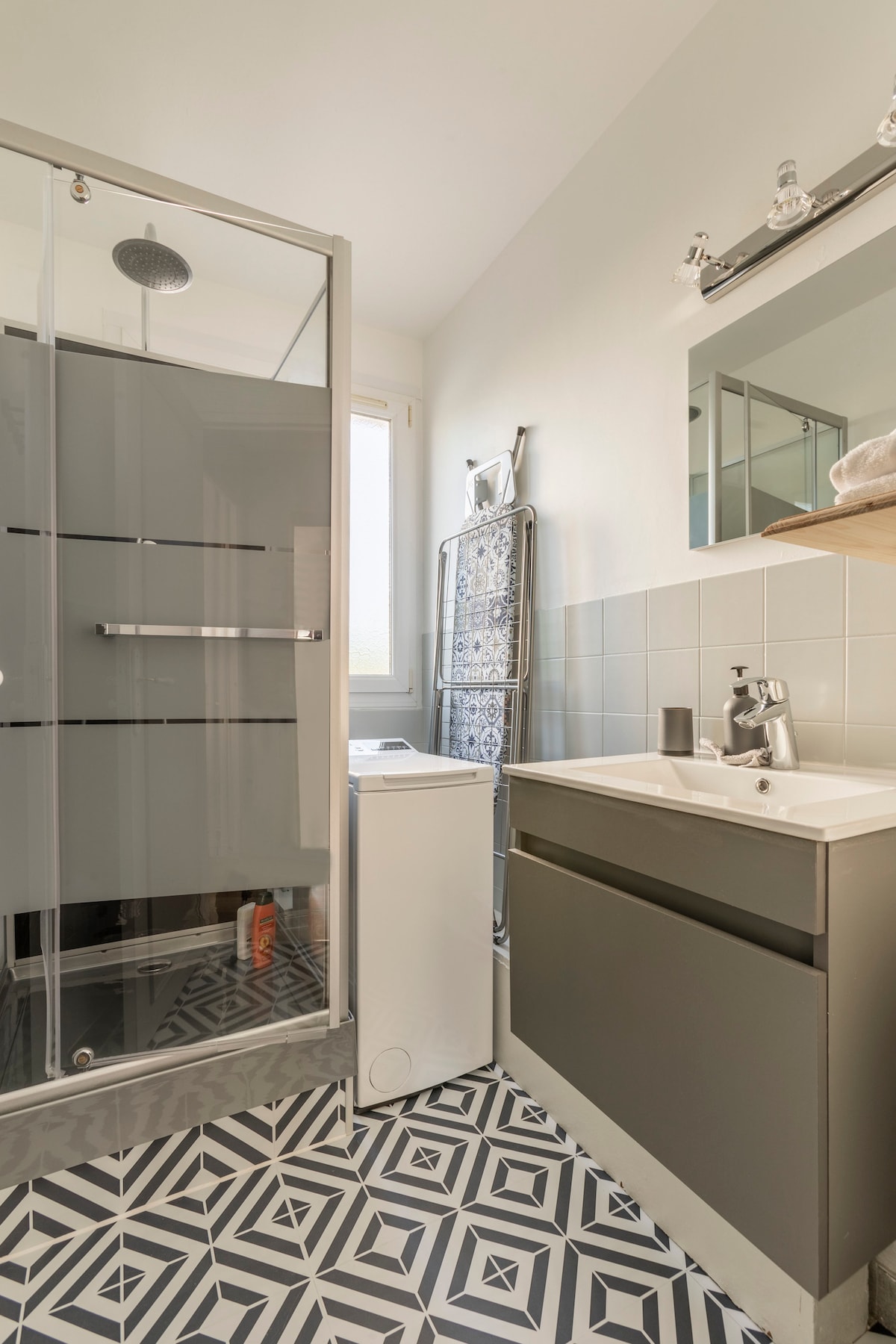 Salle de bain — Salle de bain moderne avec douche vitrée