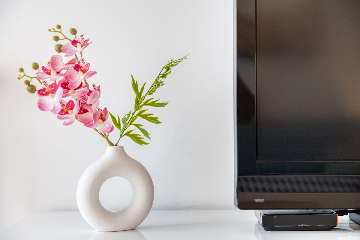 Et aussi — Bureau minimaliste, écran, fleur, lumière naturelle