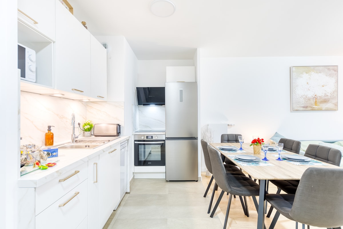 Cuisine — Cuisine moderne blanche ouverte sur salle à manger