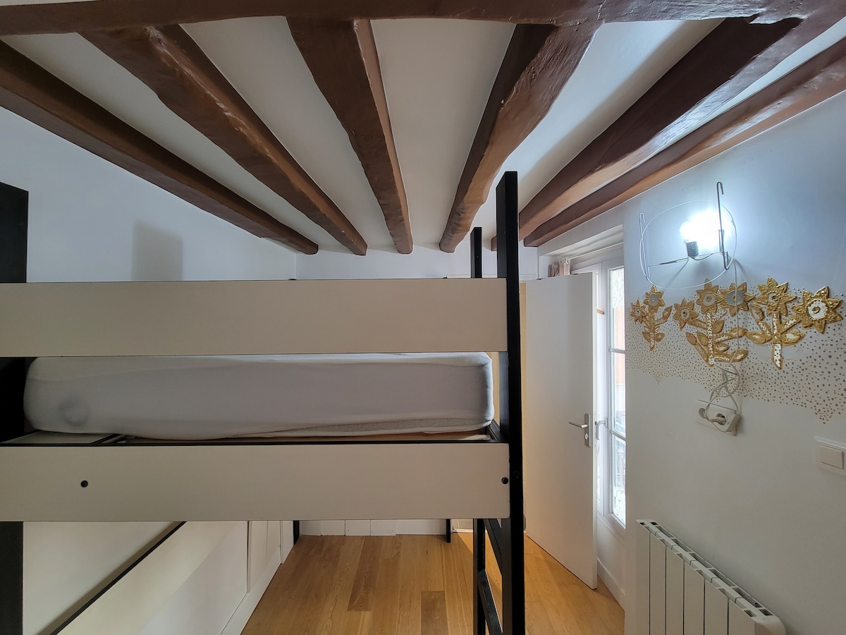 Chambres — Lit superposé, poutres bois, lumière naturelle