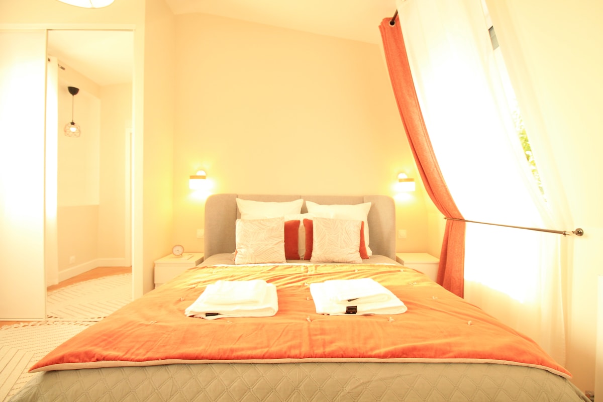 Chambres — Chambre moderne avec lit orange et blanc