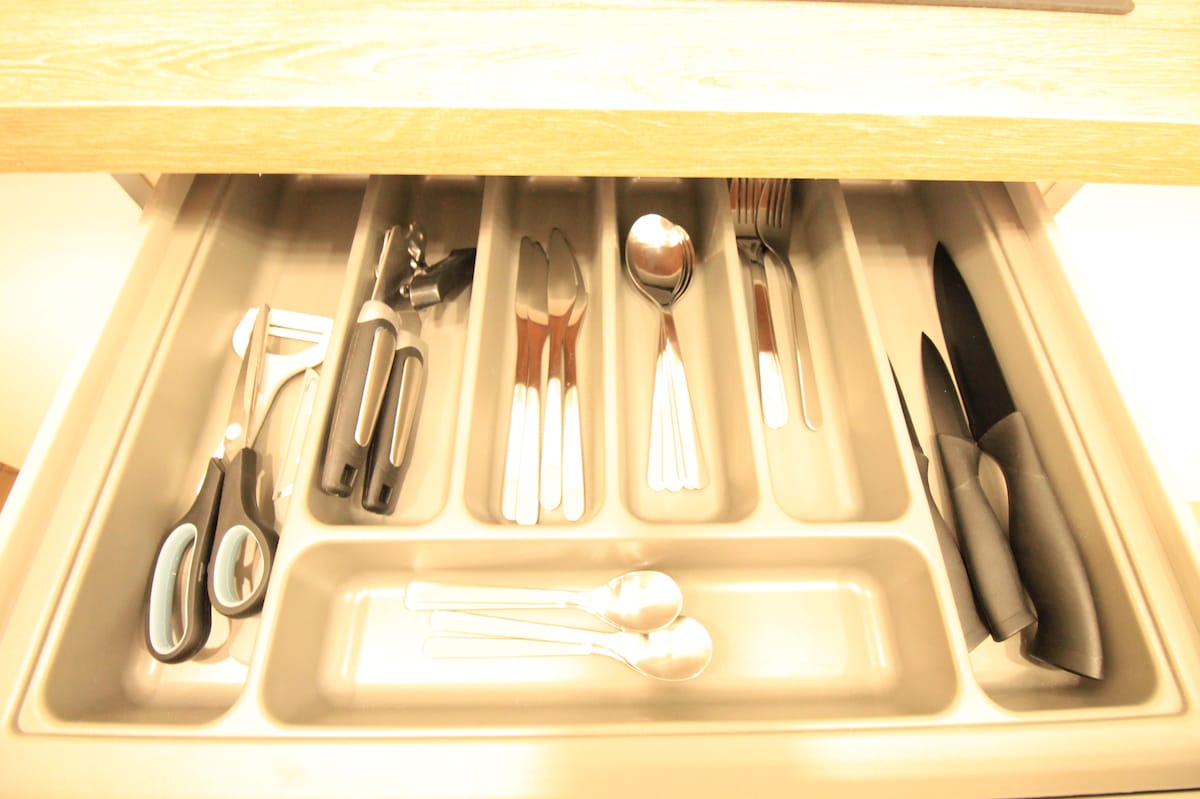 Cuisine — Tiroir ouvert avec rangement couverts organisés