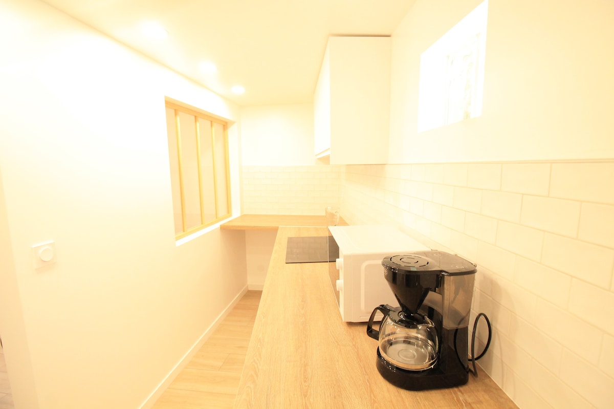 Cuisine — Cuisine vide avec cafetière et électroménager