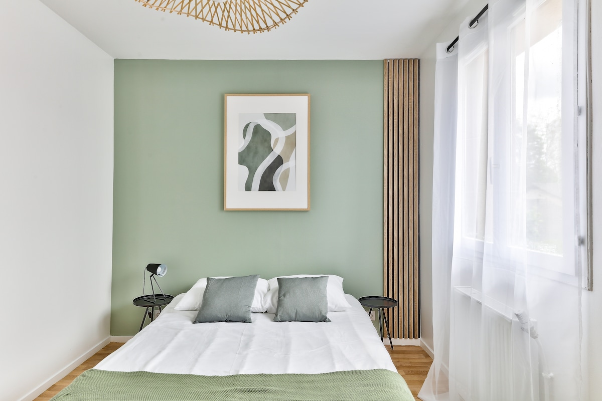 Chambres — Chambre moderne avec mur vert menthe