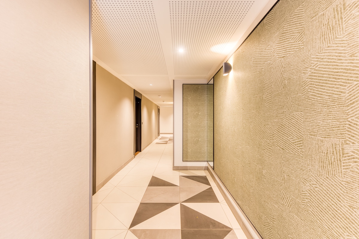 Couloir — Couloir moderne, éclairage épuré, sol géométrique