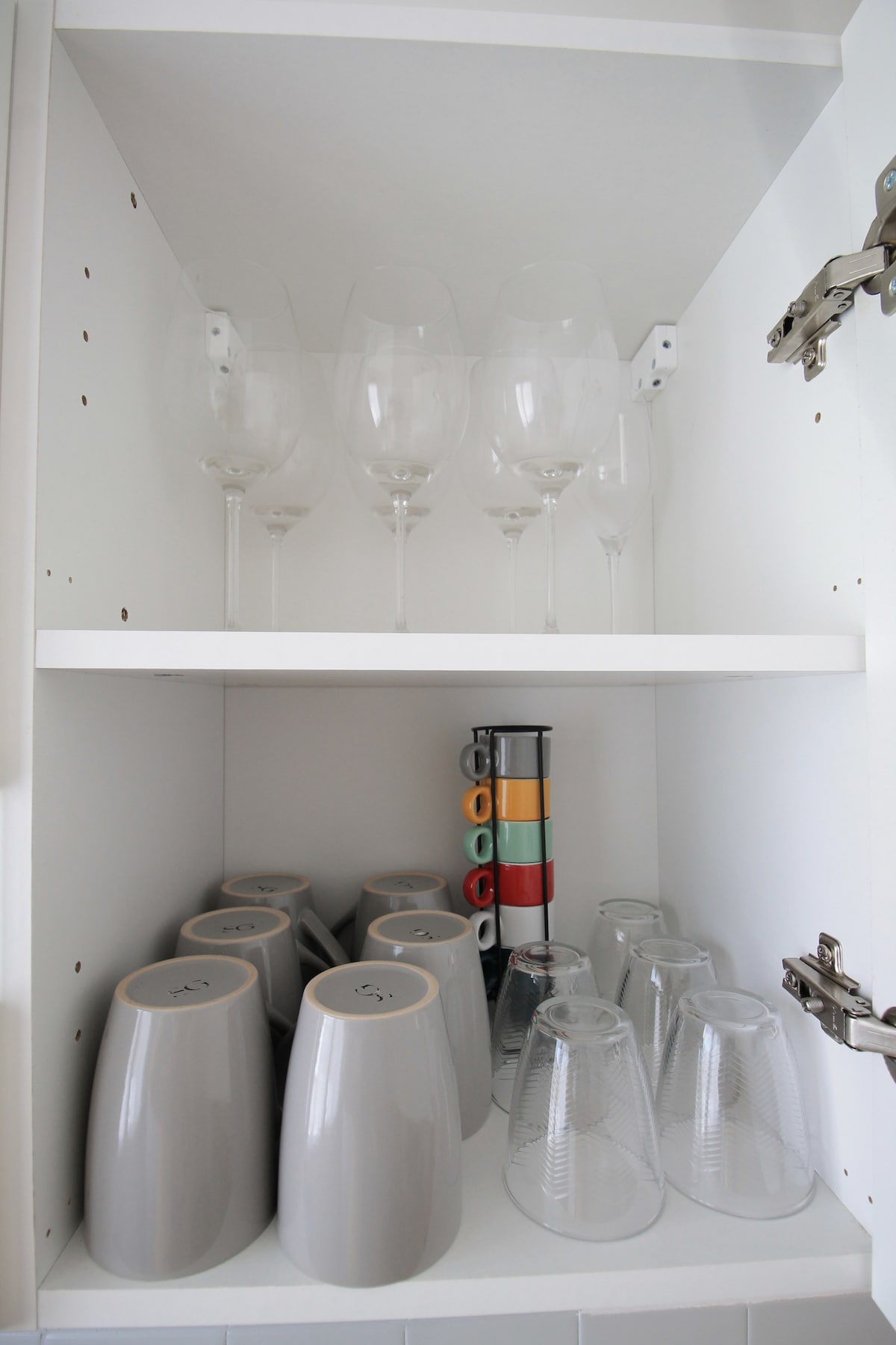 Cuisine — Placard avec verres et tasses rangés