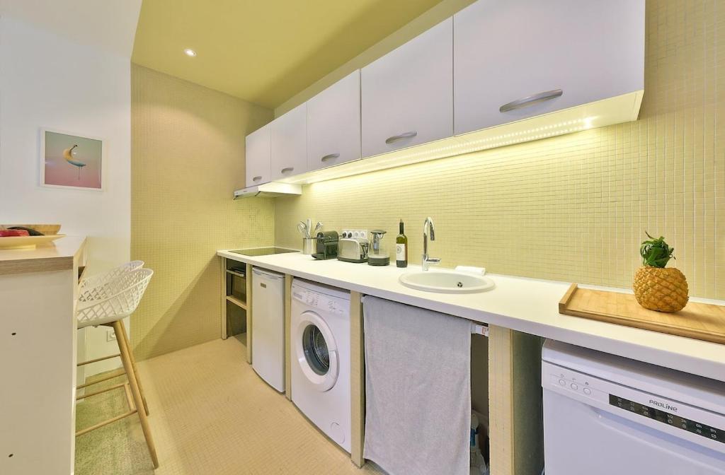 Cuisine — Plan de travail, lave-linge et lave-vaisselle