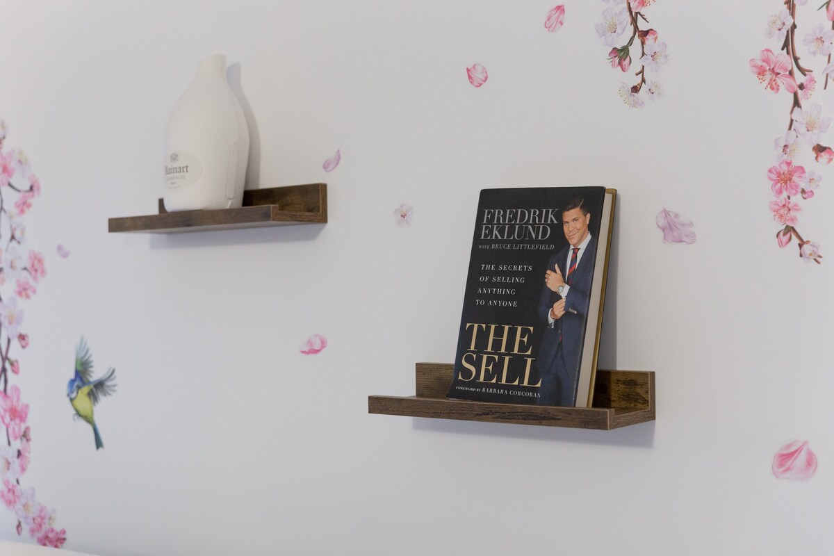 Chambres — Murs fleuris, étagères bois, décoration minimaliste