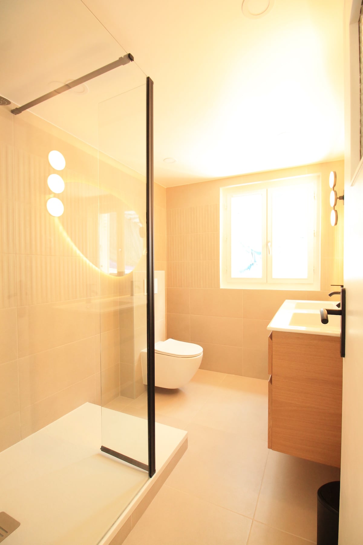 Salle de bain — Salle de bain moderne avec douche et lavabo