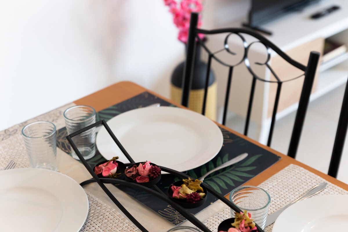 Et aussi — Table dressée avec assiettes, verres, décoration florale