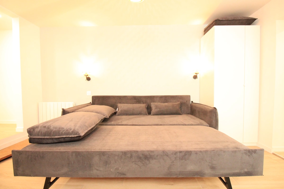 Chambres — Lit gris moderne avec coussins décorativs