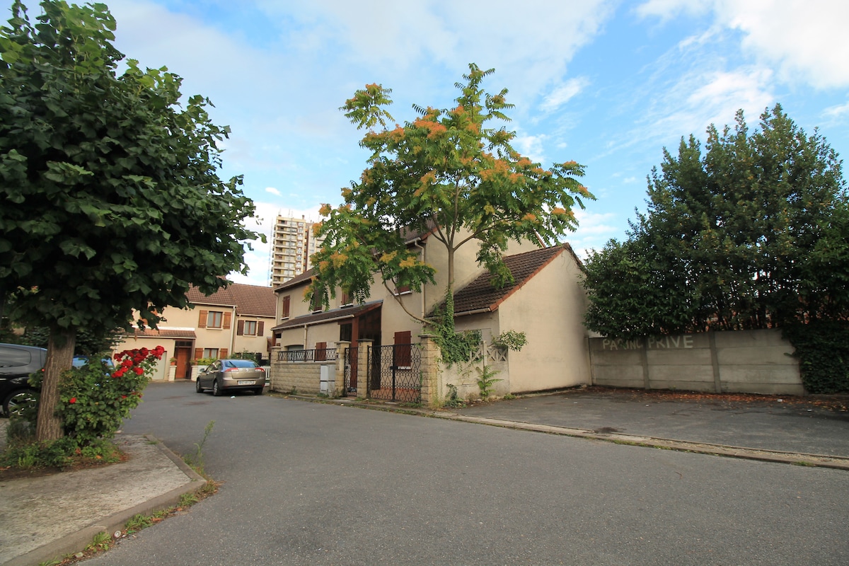 Extérieur — Rue résidentielle avec maisons et arbres