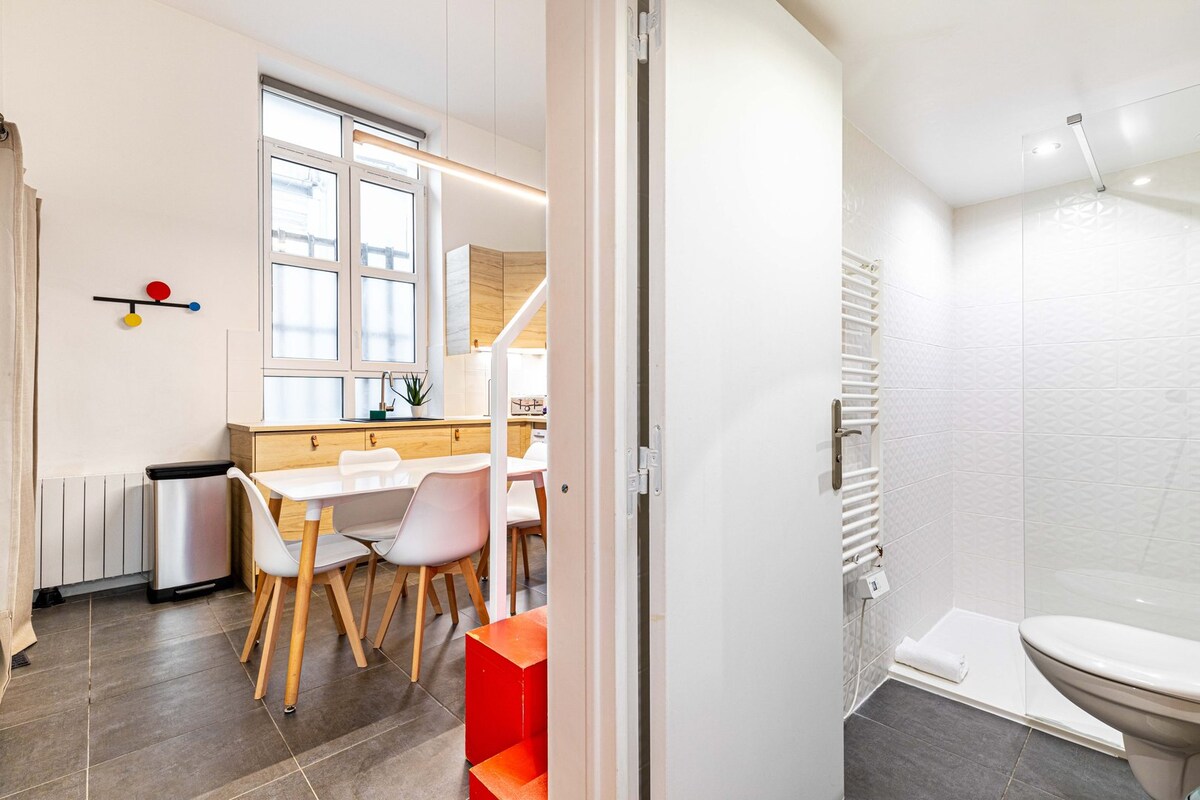 Et aussi — Salle de bain avec toilettes et lavabo