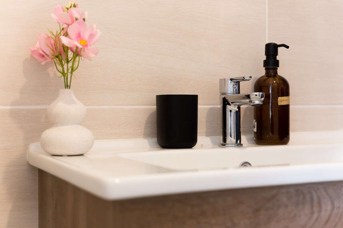 Salle de bain — Lavabo blanc, miroir, accessoires élégants minimalistes