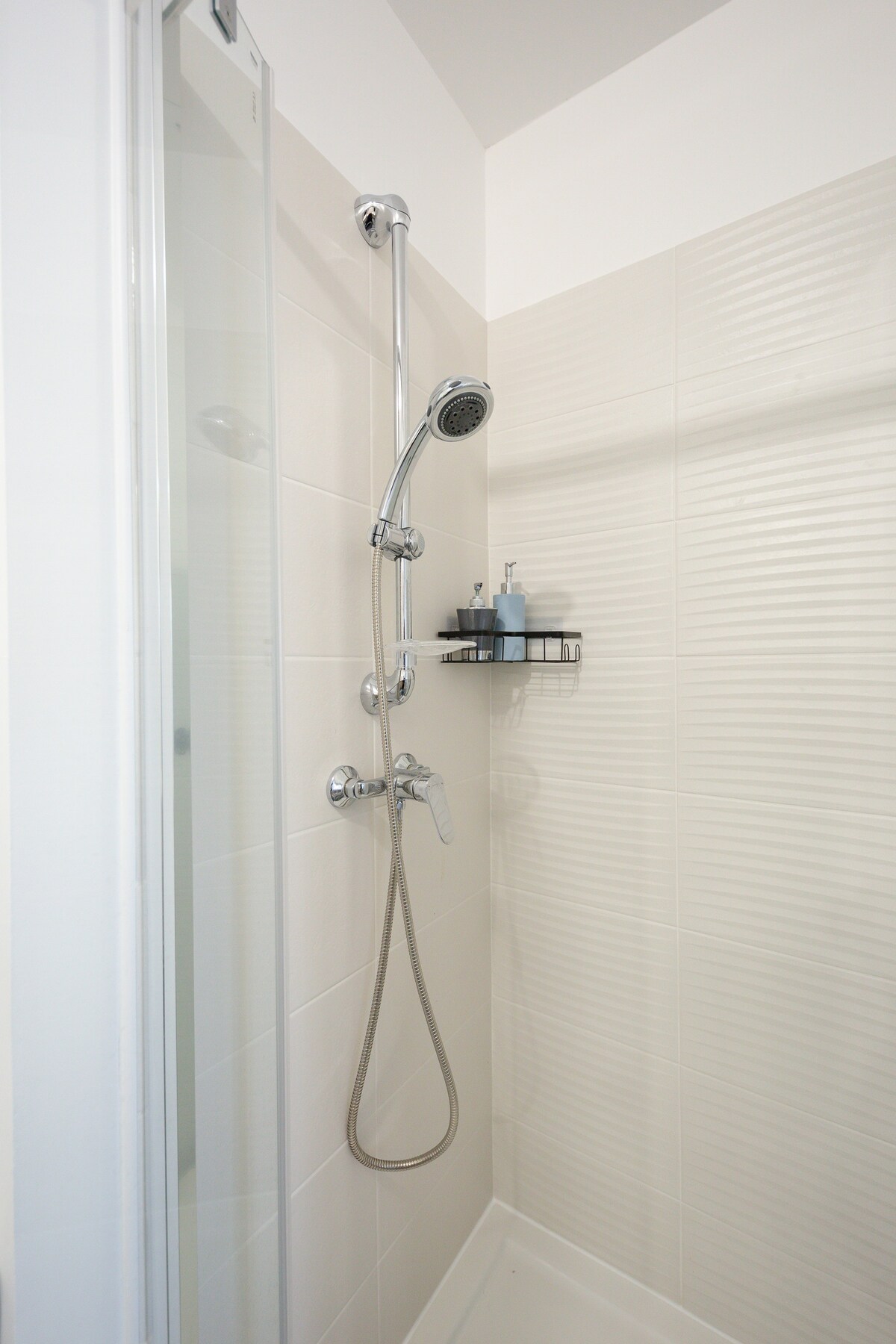 Salle de bain — Douche moderne, carrelage blanc, chromé brillant