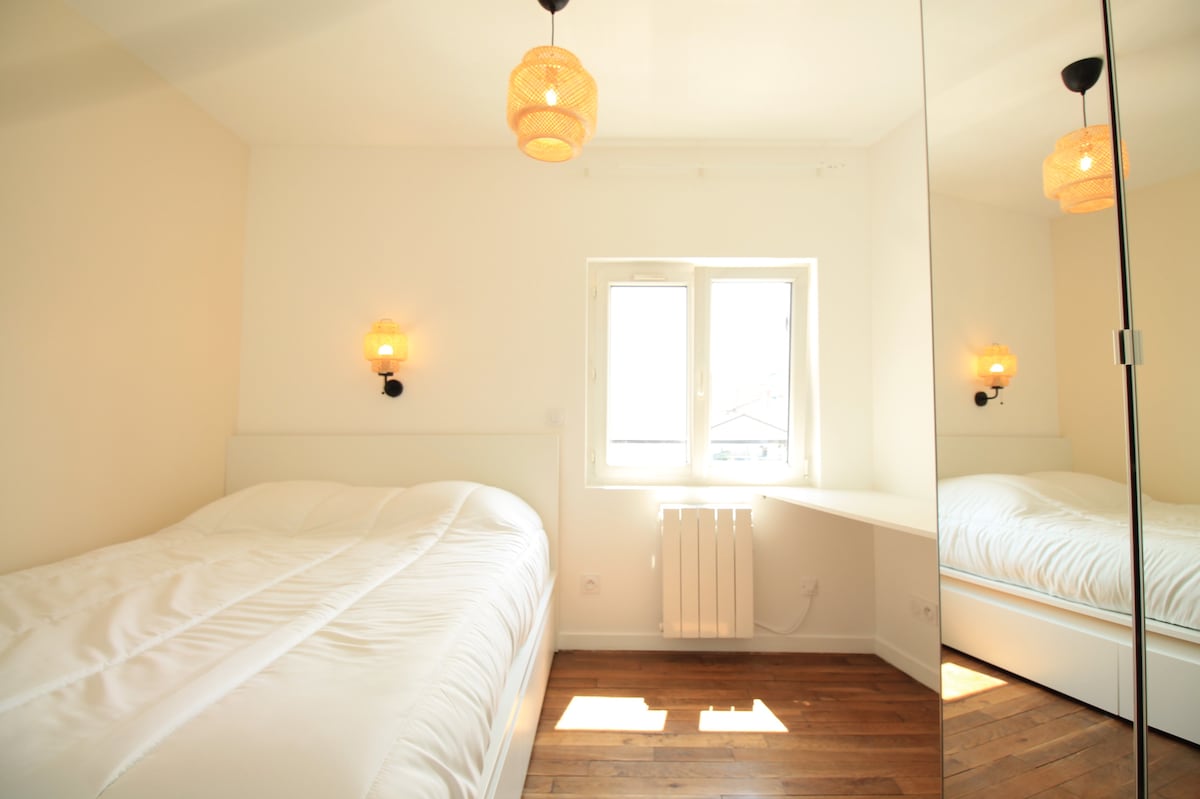 Chambres — Chambre blanche minimaliste avec lit et miroir