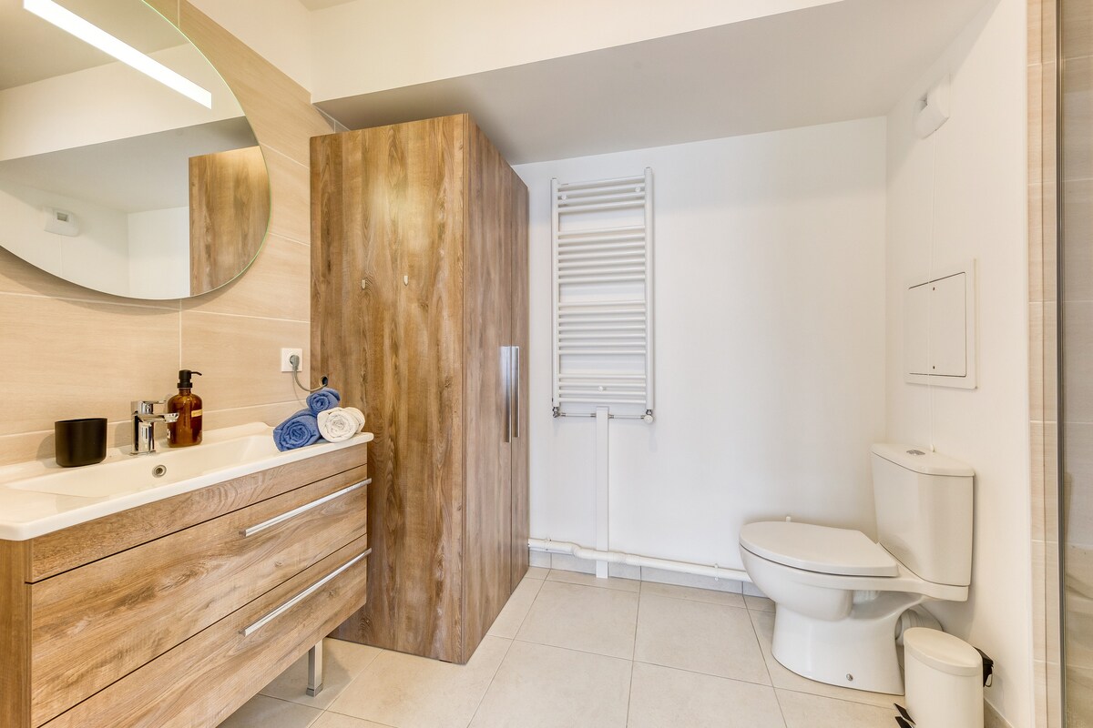 Salle de bain — Mobilier bois moderne, douche spacieuse, lumière naturelle généreuse