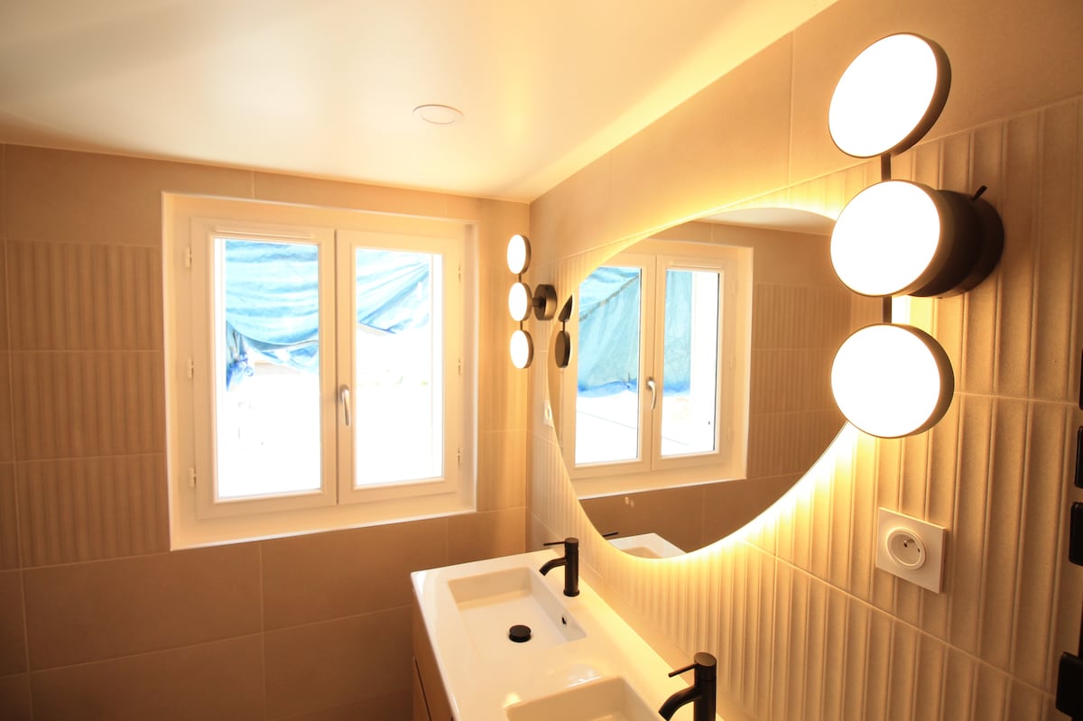 Salle de bain — Salle de bain moderne avec miroir éclairé