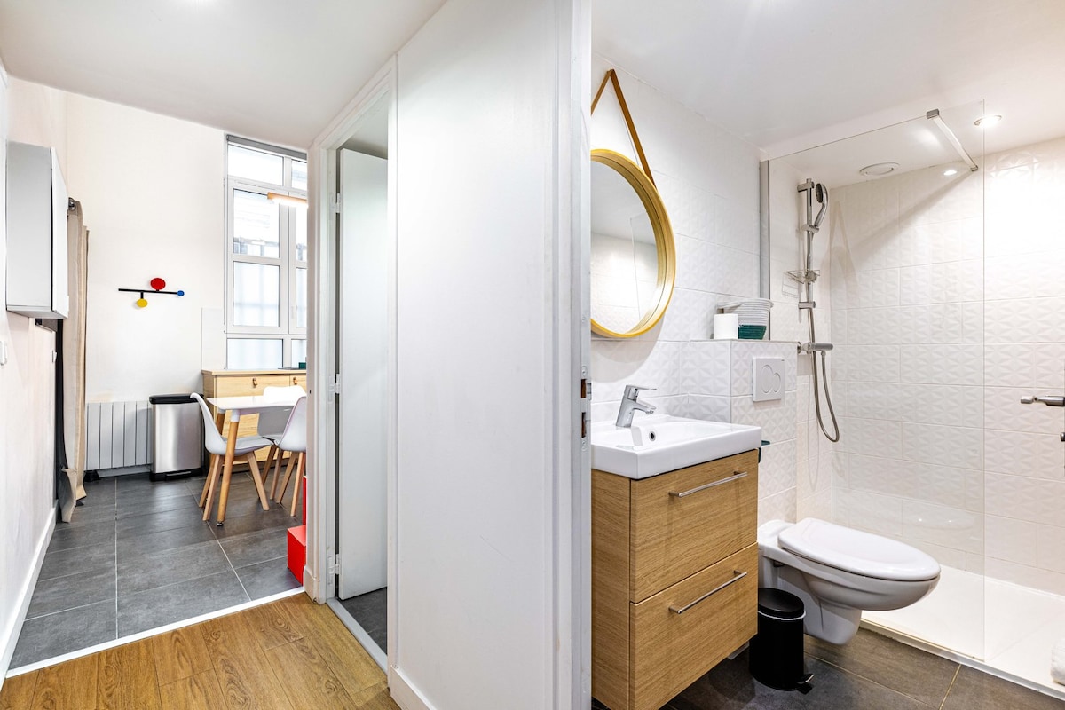 Salle de bain — Salle de bain moderne avec douche et vasque
