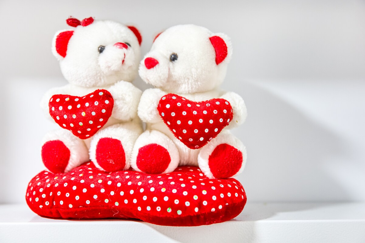 Et aussi — Surface blanche neutre, deux peluches avec cœurs rouges