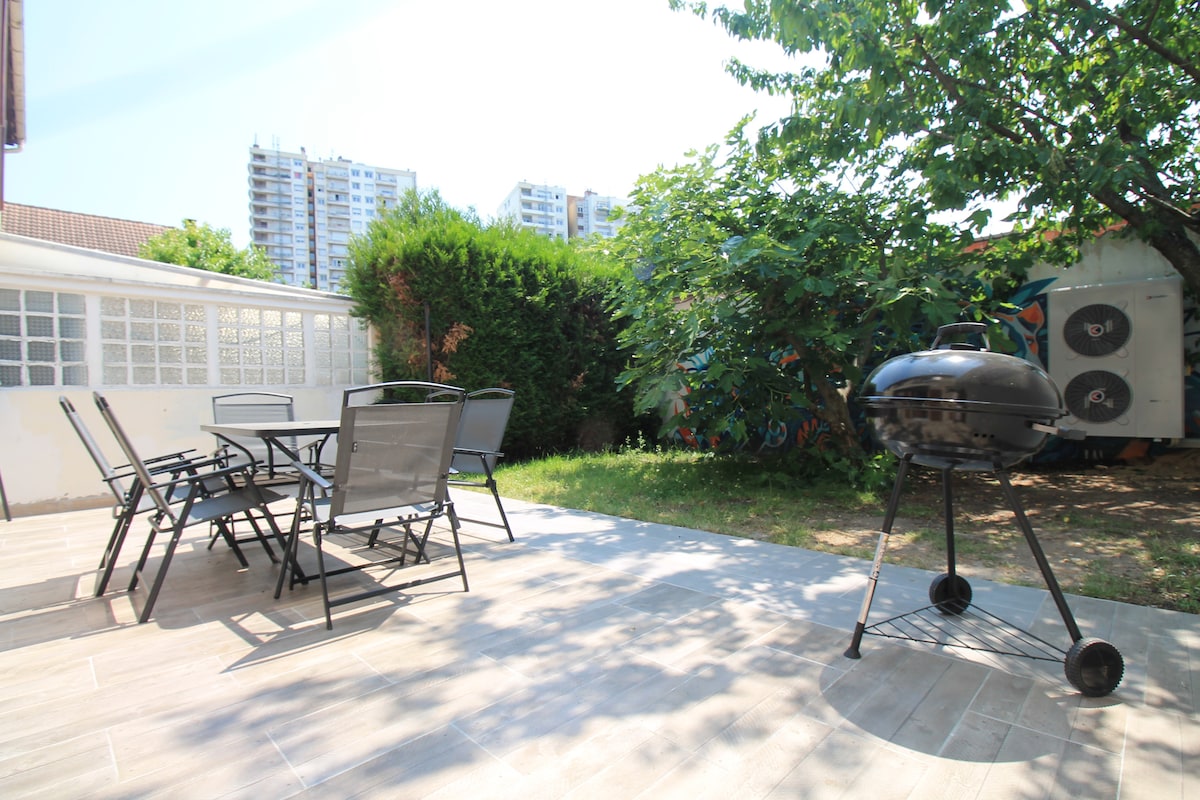 Balcon & terrasse — Terrasse aménagée avec mobilier et barbecue