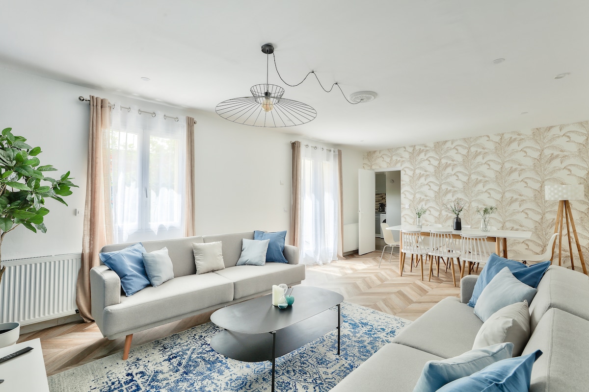 Salon & séjour — Salon moderne avec canapés gris et baies vitrées