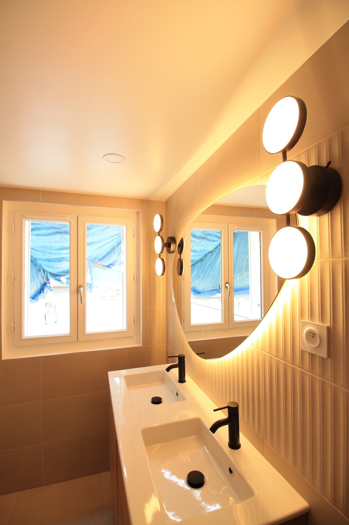 Salle de bain — Salle de bain moderne avec double vasque et vue mer
