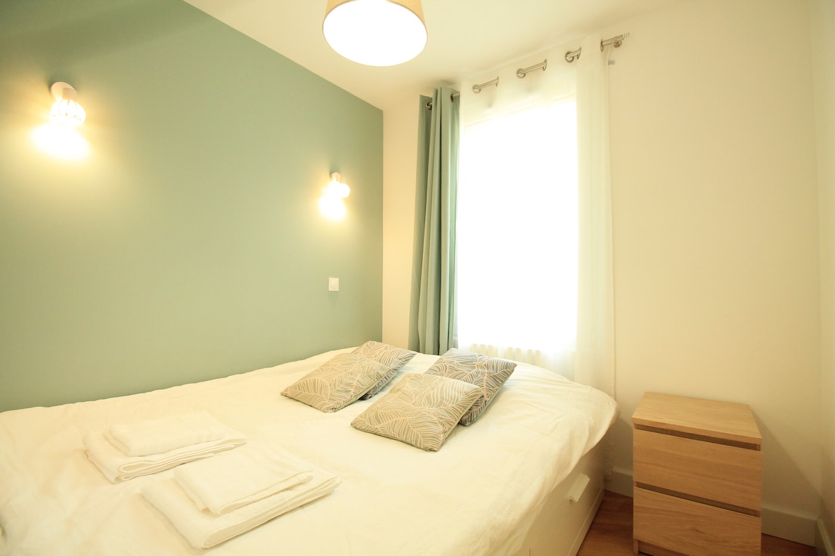 Chambres — Chambre avec lit double et lampes murales