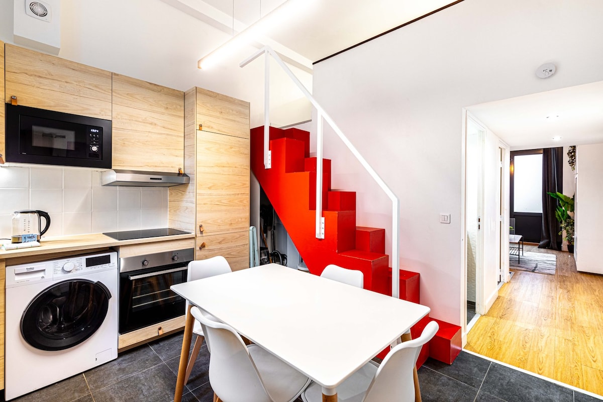 Cuisine — Cuisine moderne avec escalier rouge intégré