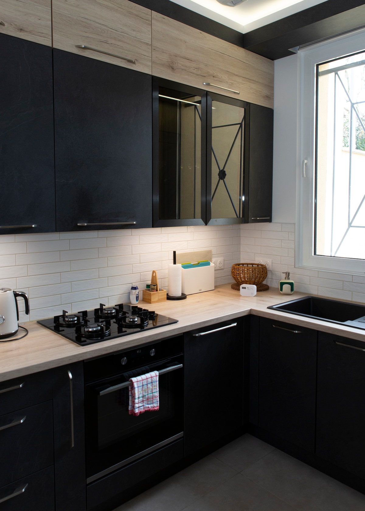 Cuisine — Cuisine moderne noire avec plan de travail bois