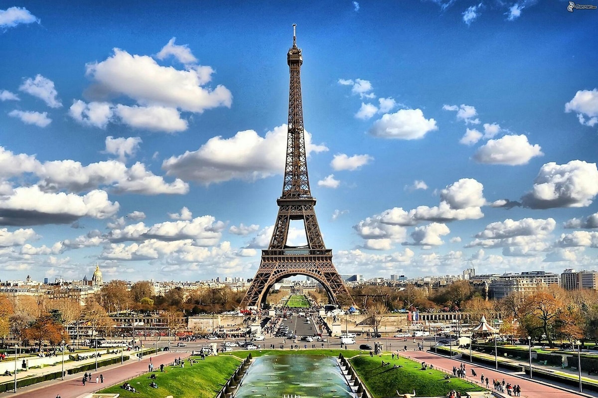 Vues — Tour Eiffel Paris ciel bleu nuages