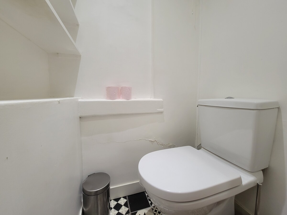 WC — Toilettes minimalistes blanches, très bien éclairées, propres