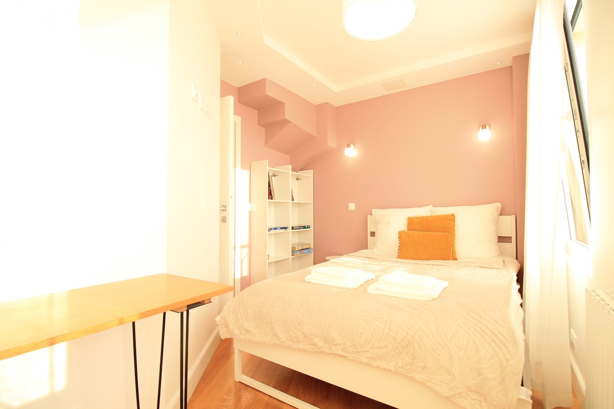 Chambres — Chambre moderne avec lit blanc et murs roses