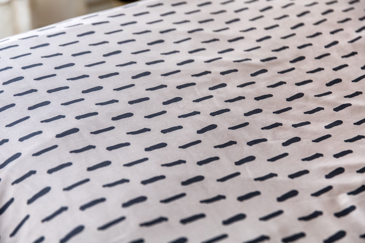 Et aussi — Motif textile régulier, perspective rapprochée, lumière naturelle