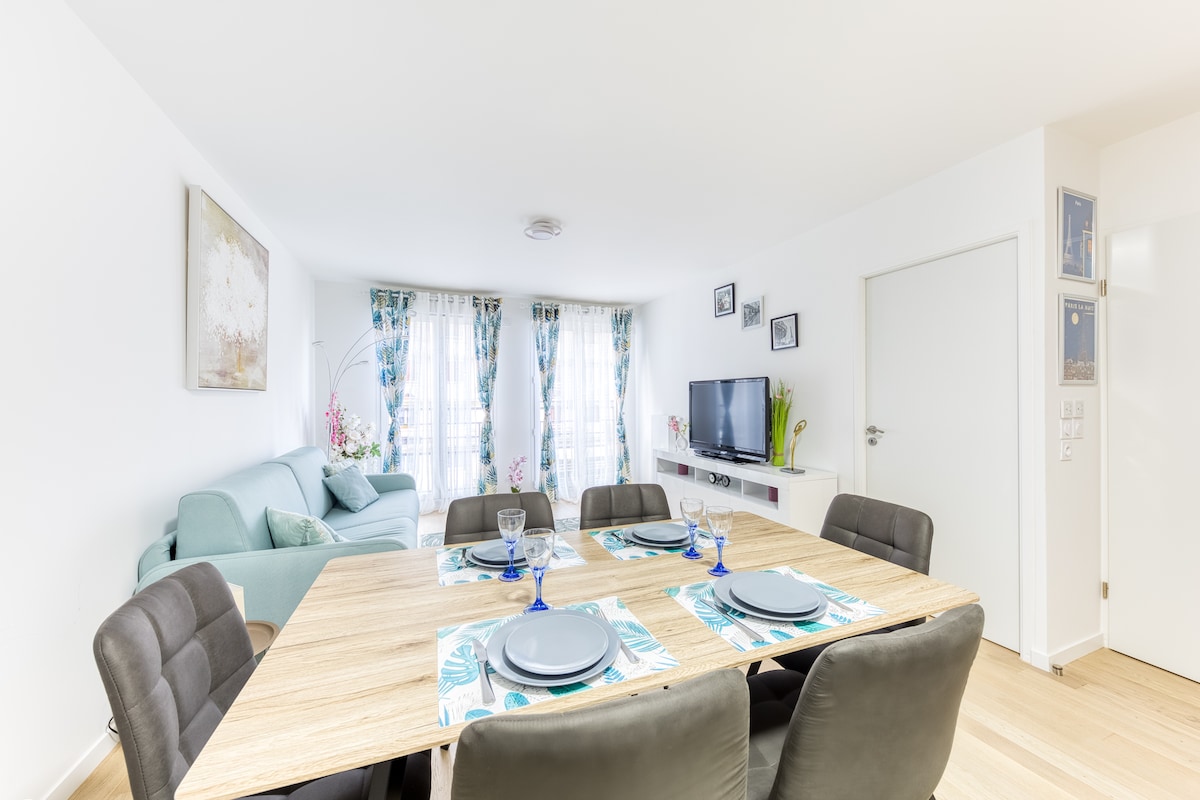 Salon & séjour — Spacieux, lumineux, coin repas intégré, mobilier gris-bleu