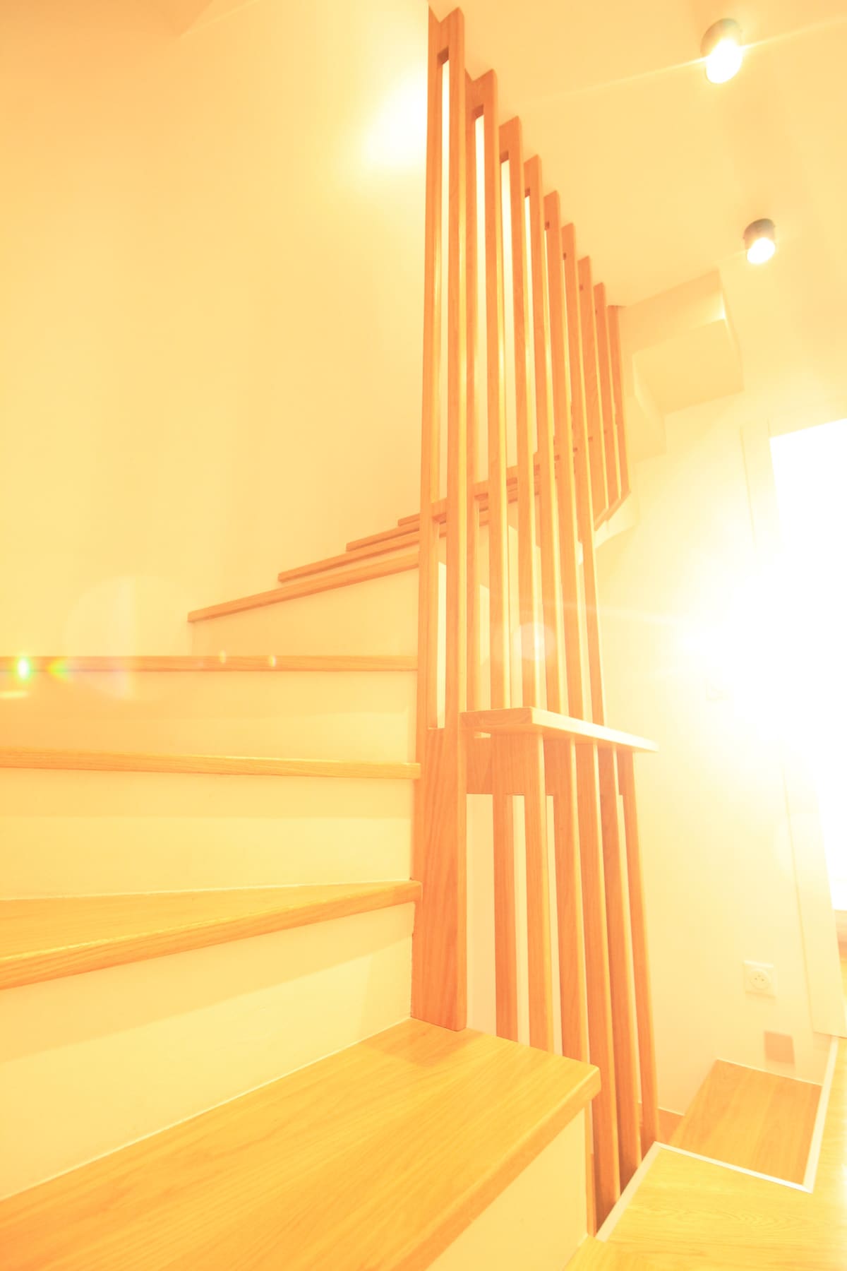 Et aussi — Étagères en bois orange minimalistes