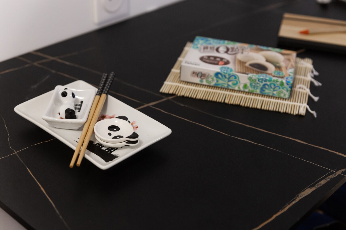 Salon & séjour — Table noire avec décoration asiatique minimaliste