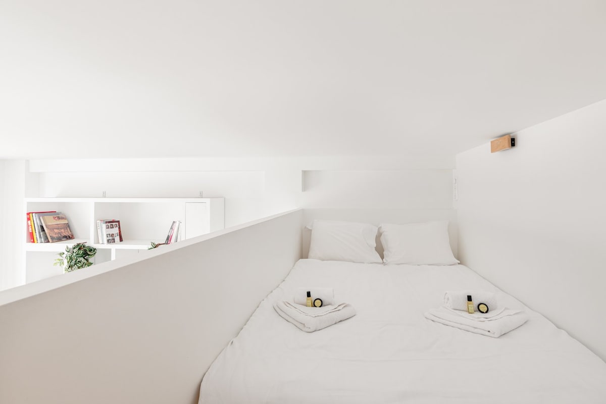 Chambres — Chambre minimaliste blanche avec lit double