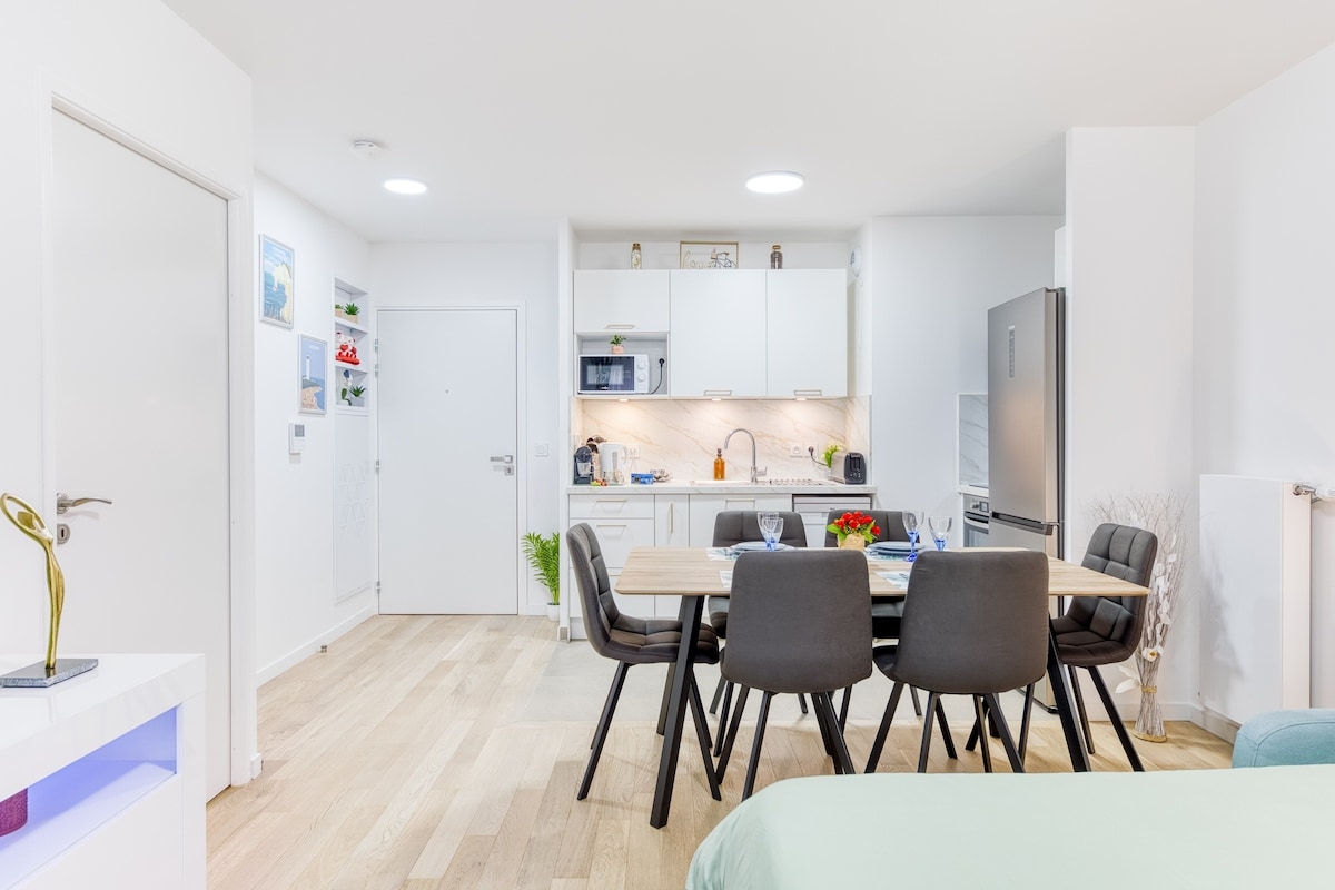Cuisine — Moderne, lumineuse, plan de travail blanc spacieux