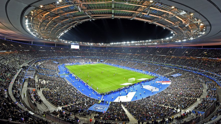 Bâtiment — Grand stade de football rempli spectateurs