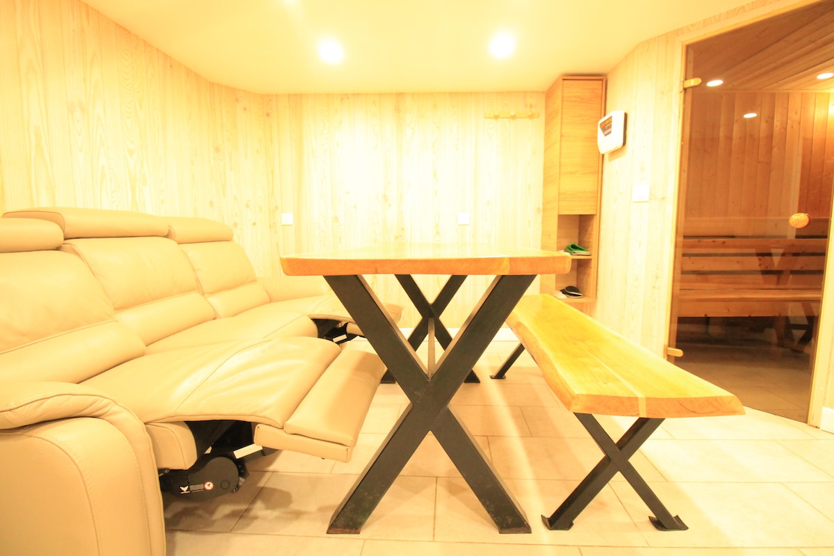 Salon & séjour — Salon moderne avec canapé et sauna
